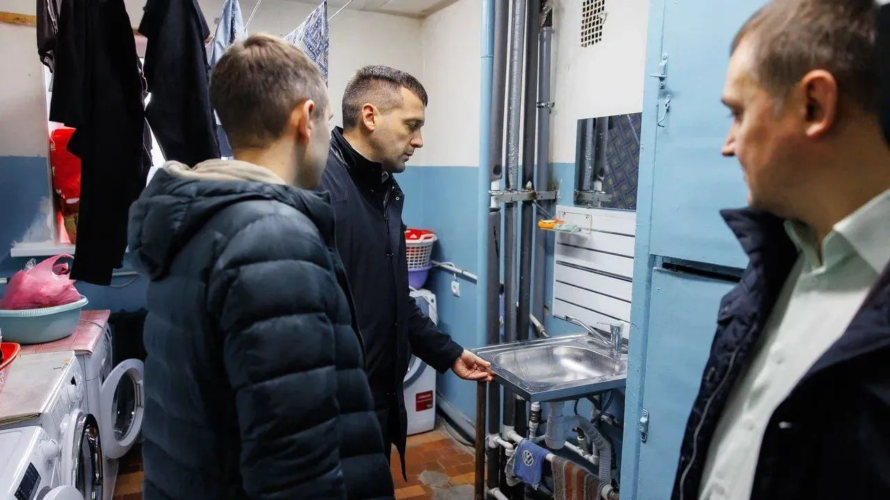 Глава Дубны проверил ход ремонта общежития на улице Энтузиастов.