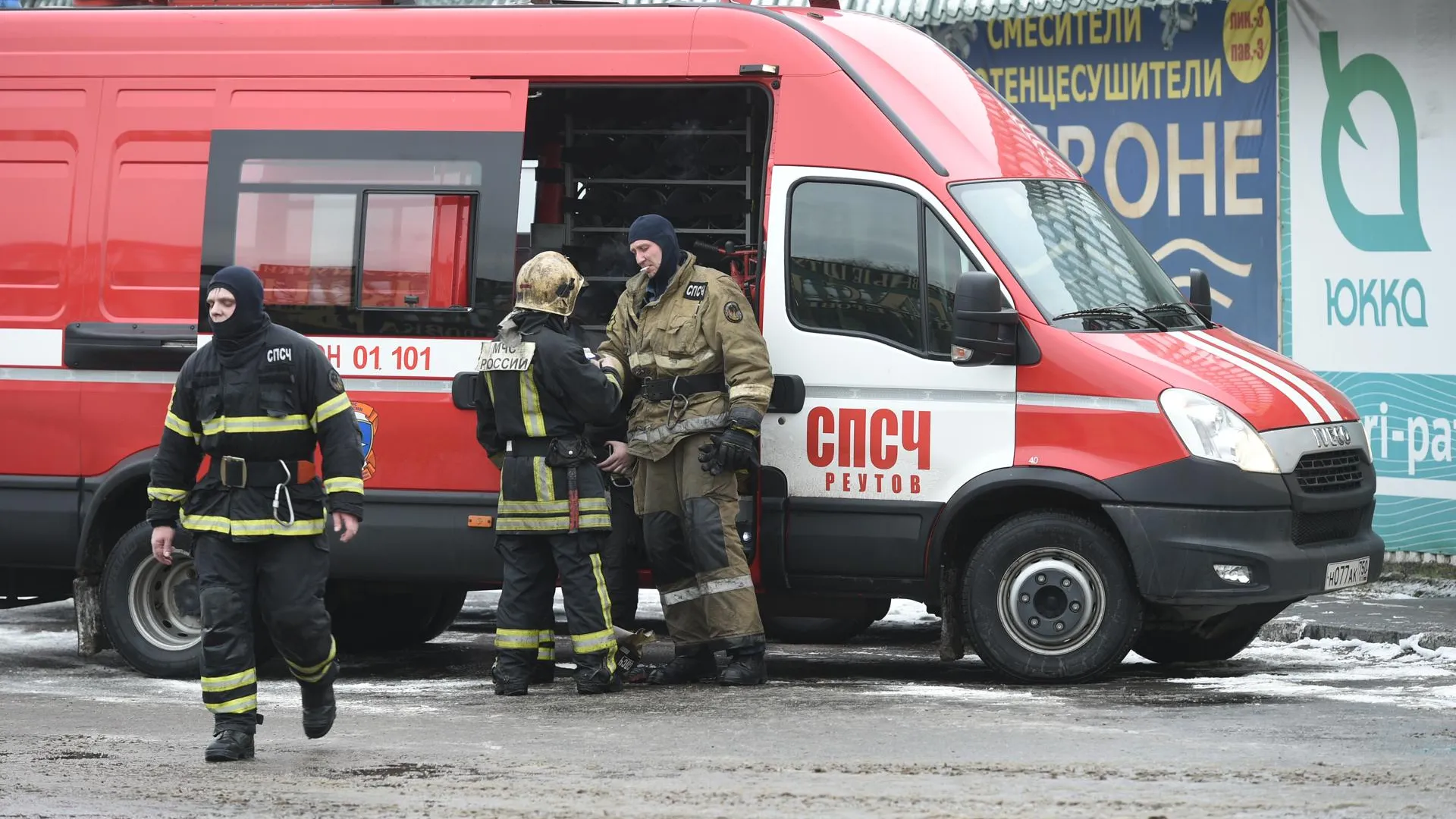 Открытое горение ликвидировали на строительном рынке в Балашихе