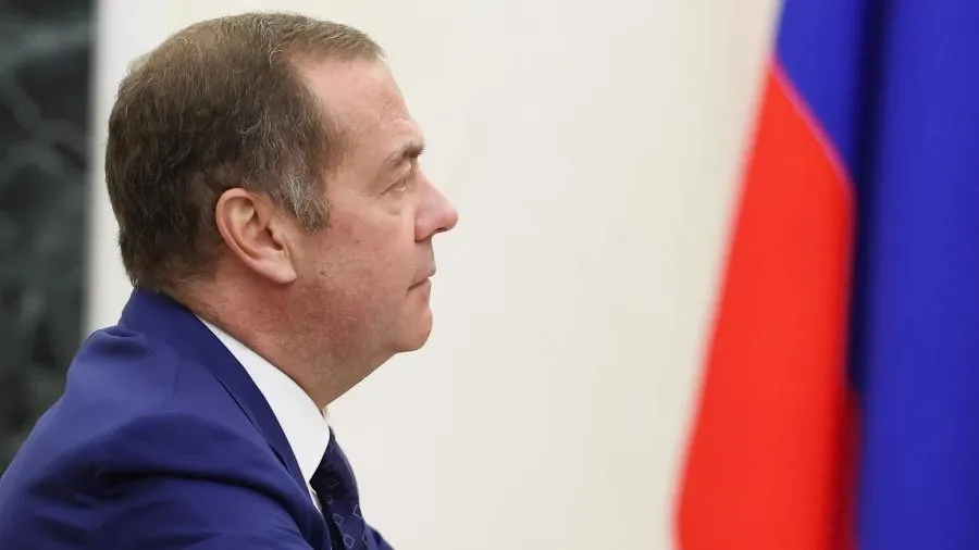 Медведев: РФ вправе атаковать любое западноевропейское торговое судно