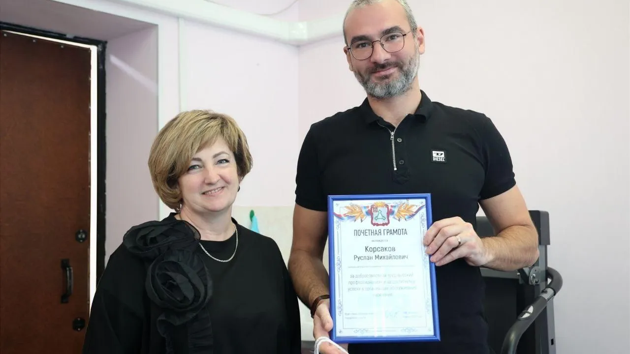 Замглавы округа Марина Марнова вручила грамоту врачам Волоколамска
