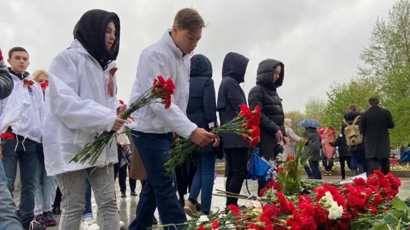 Цветы возложили к памятнику Подольским курсантам в преддверии Дня Победы