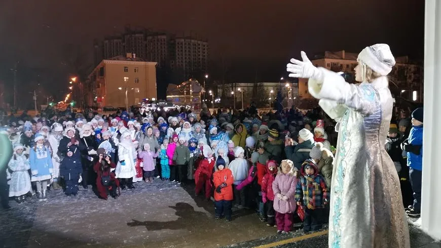В Королеве открыли зимний сезон парадом Снегурочек