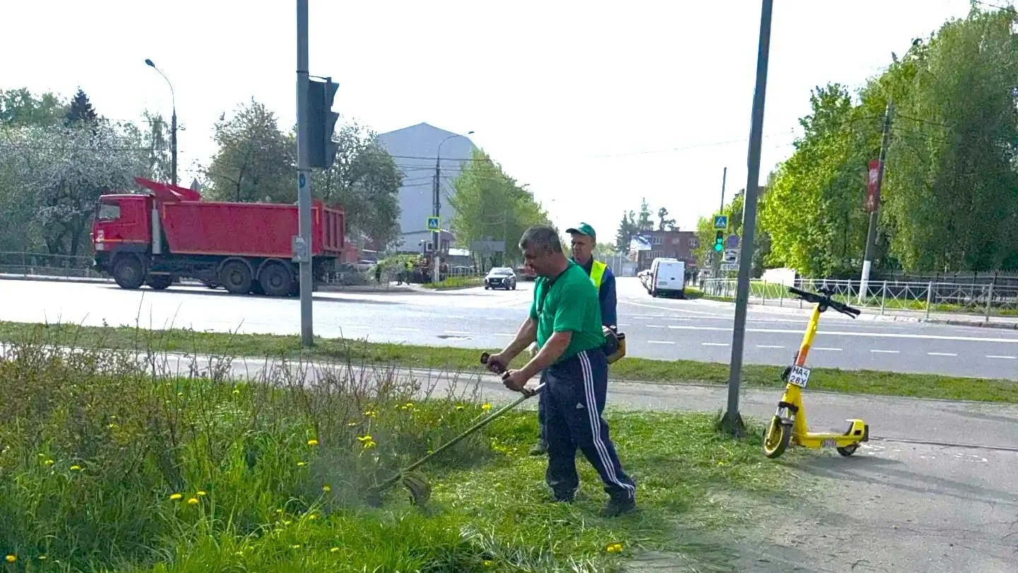 В Долгопрудном продолжают ежедневный окос травы