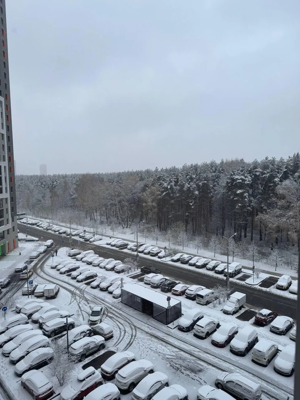 Один из дворов Москвы после выпавшего ночного снегопада.