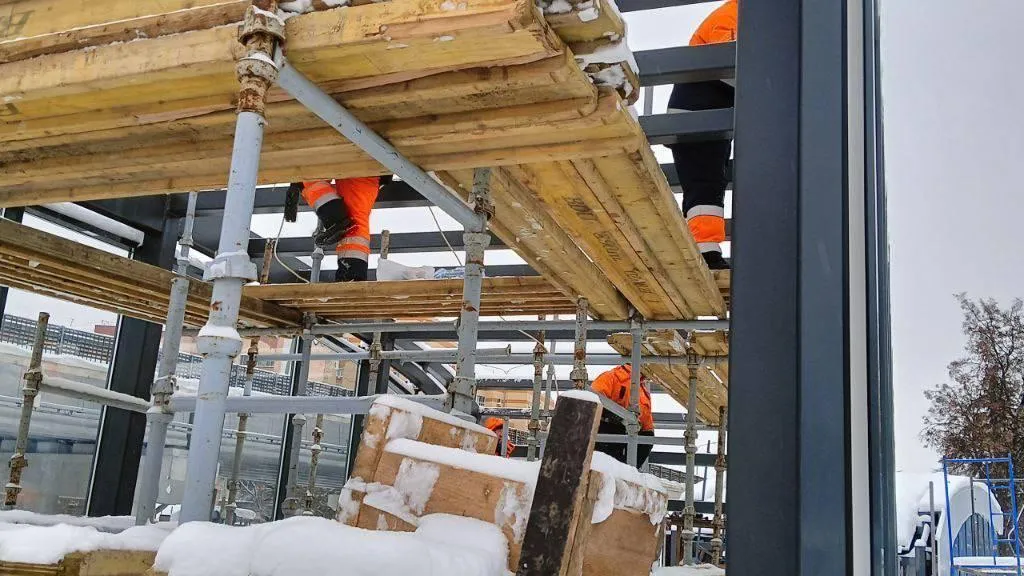 В Люберцах начали остекление павильонов подземного перехода на улице Красной