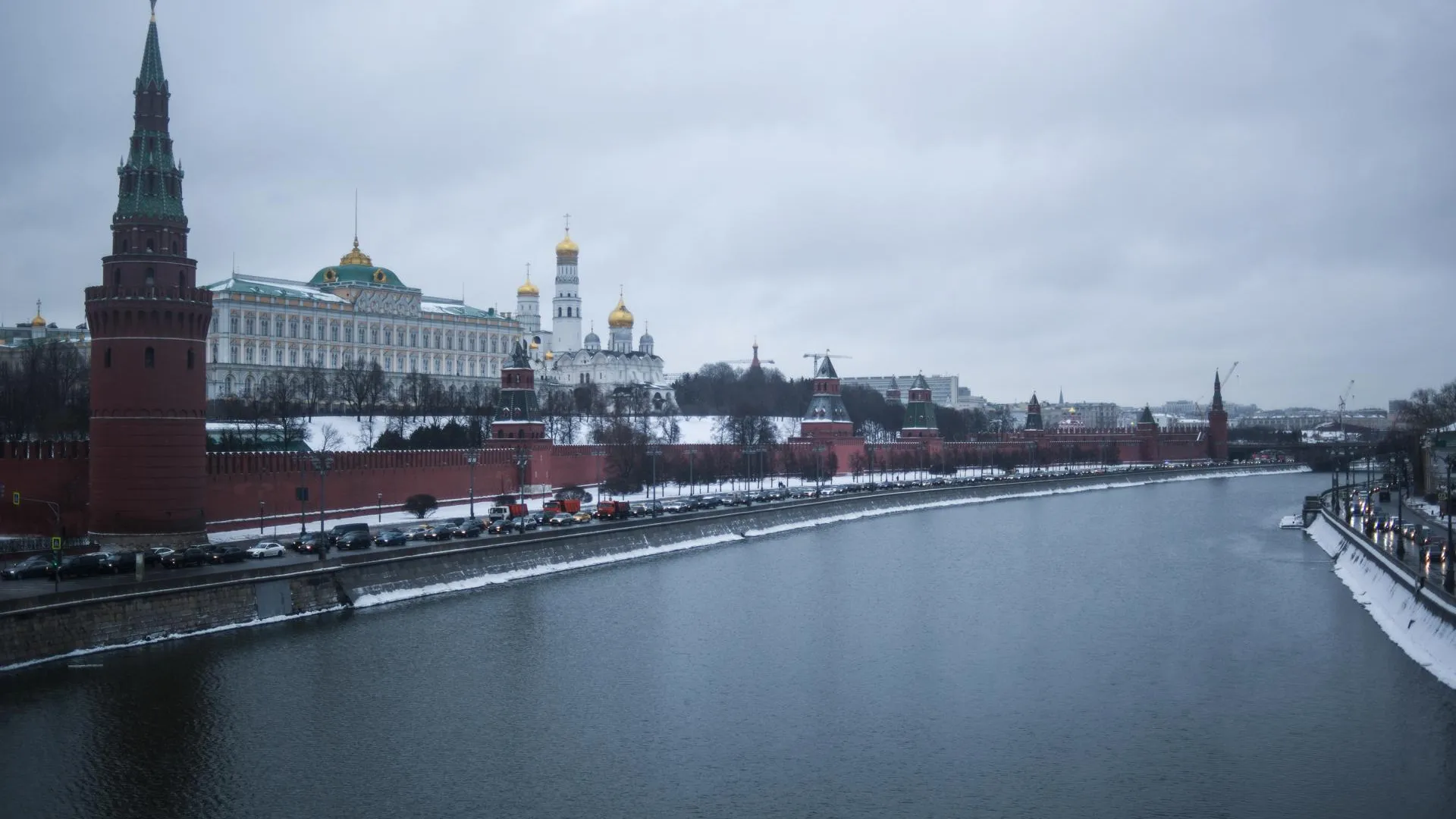 15 человек попытались искупаться на Крещение в коллекторе рядом с Кремлем