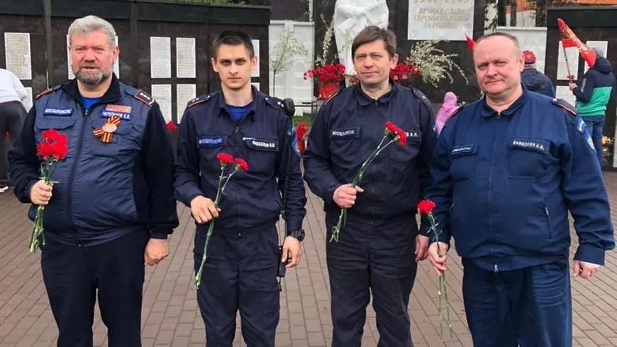 Сотрудники «Мособлпожспаса» Люберец возложили цветы к памятнику защитникам Родины