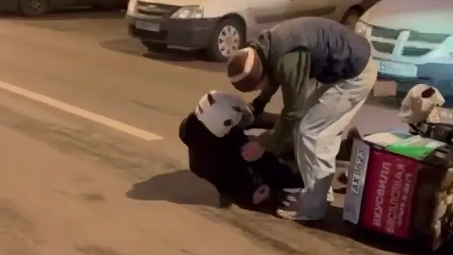 В Подмосковье скейтер сбил курьера на электровелосипеде