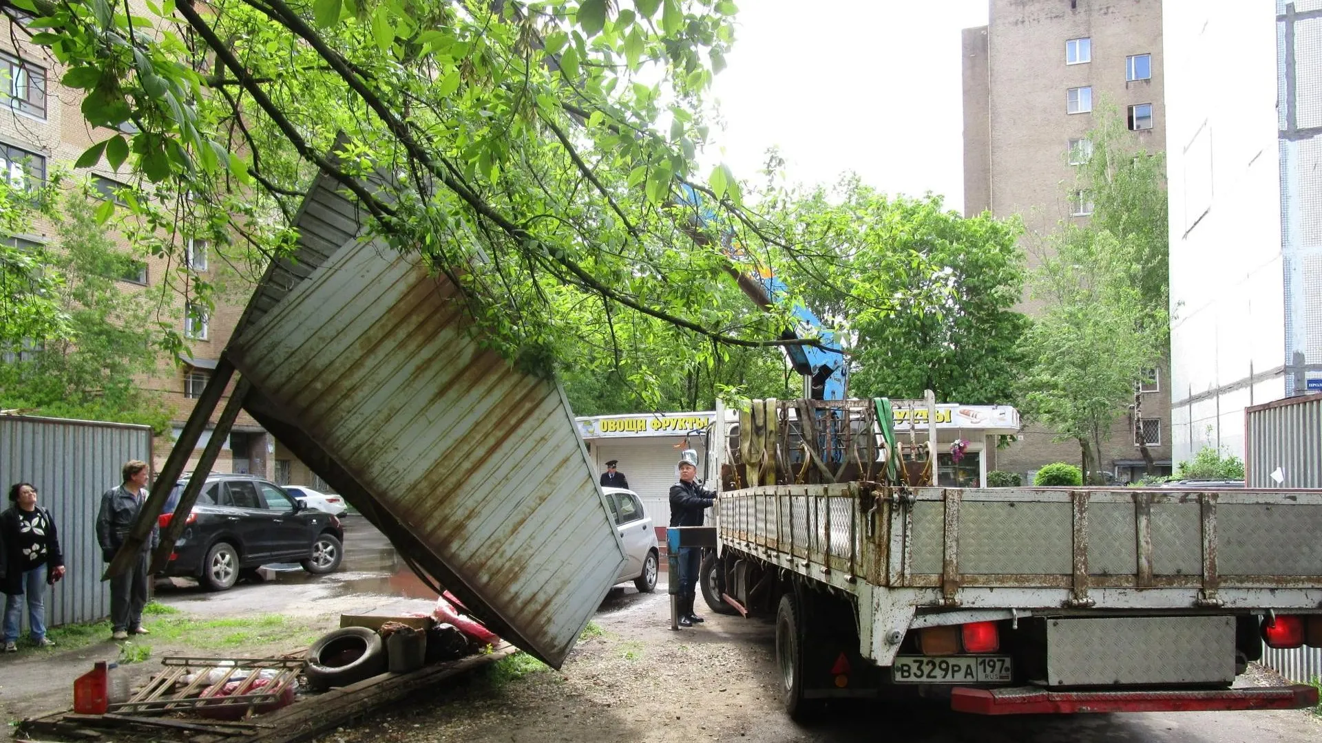 Старые гаражи во дворе дома в поселке Люберец снесут по решению суда