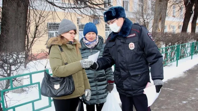 Сотрудники полиции Подольска раздали листовки в ходе акции «Безопасный Новый Год»