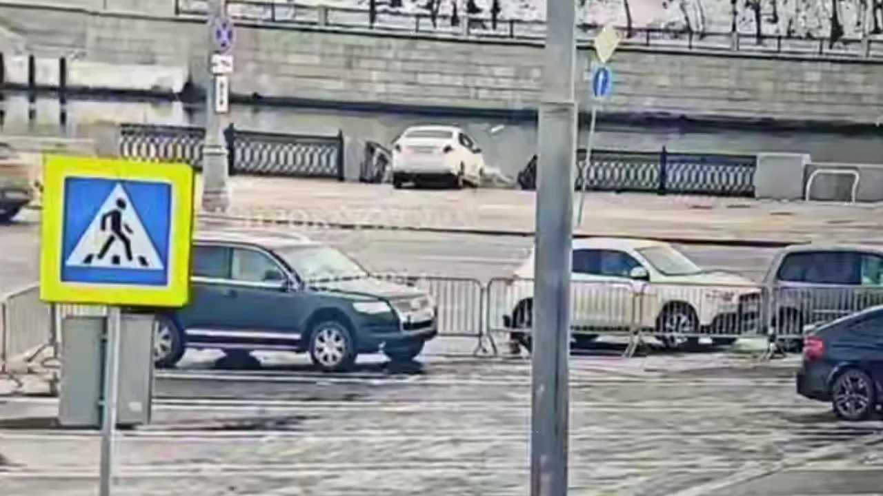 Прокуратура показала видео падения машины в Москва-реку