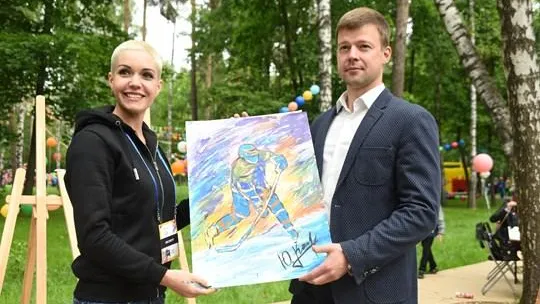 Художница из Балашихи во время фестиваля нарисовала и подарила картину главе горокруга