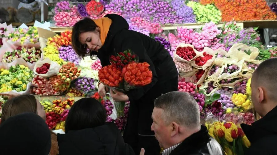 Это безумие: москвичи бросились на Рижский рынок скупать цветы накануне 14 Февраля