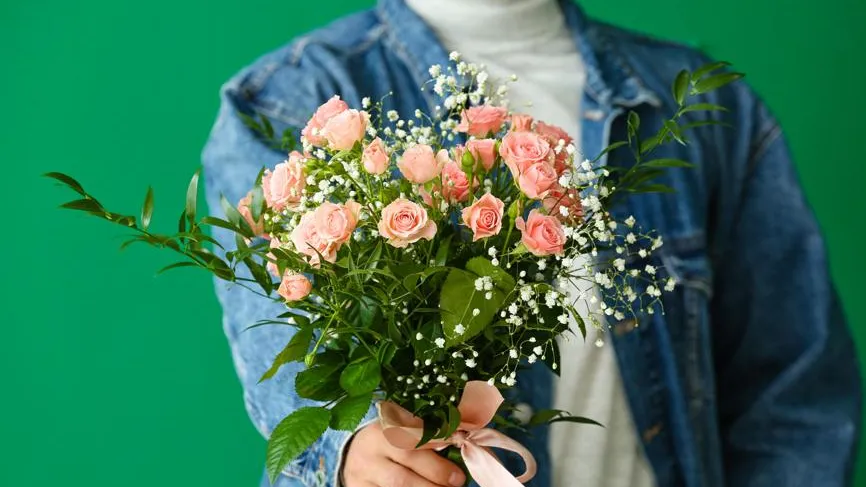 «Любовь напрокат»: москвичкам предлагают арендовать парня и букет на 14 февраля