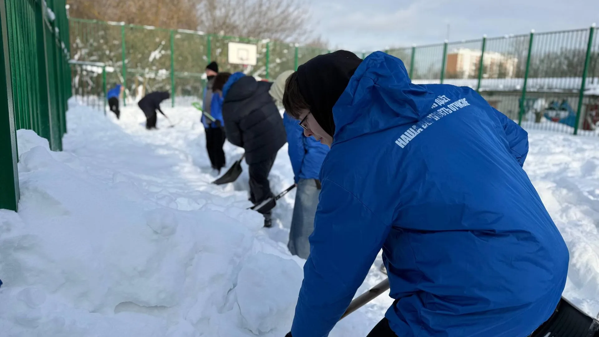 Активисты расчистили детскую площадку от снега в Балашихе 11 февраля