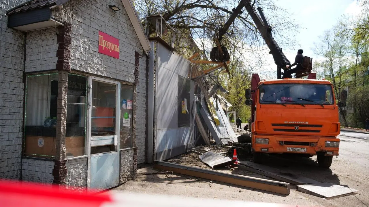 В Люберцах на двух вылетных магистралях демонтировали 10 незаконных торговых объектов