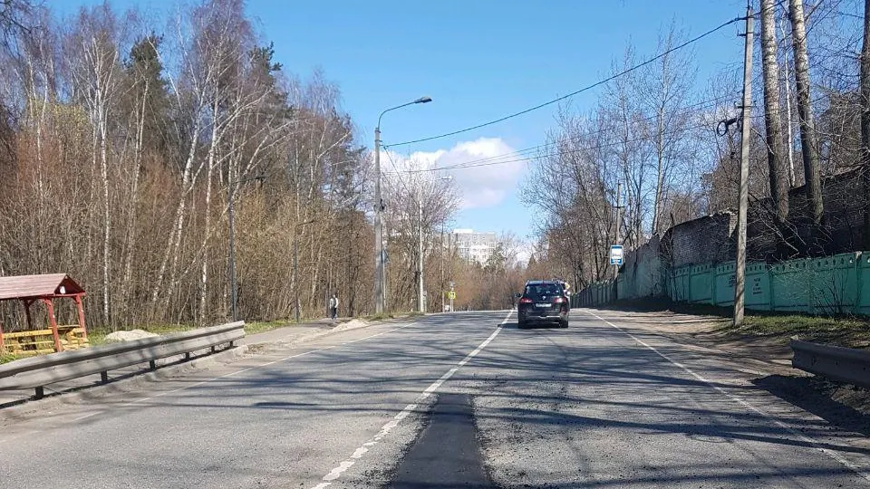 Глубокую яму заделали на Леоновском шоссе в Балашихе