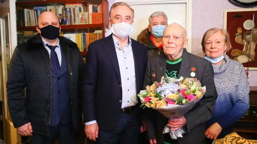 Глава Люберец поздравил ветерана ВОВ с новогодними праздниками