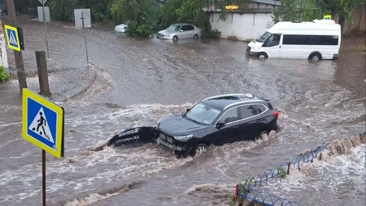 Движение заблокировано: Воронеж полностью затопило из-за сильного ливня