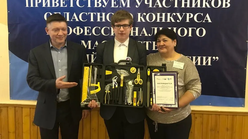 Команде школы №8 из Балашихи вручили сертификат на 25 тыс рублей за победу в конкурсе