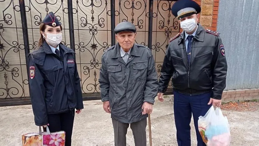 Полицеские Люберец поздравили участников ВОВ с Днем Победы