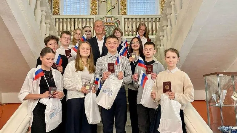 12 подростков в Егорьевске получили свой первые паспорта в День флага РФ