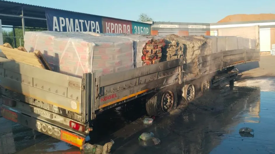 Пожарные потушили возгорание прицепа на строительном рынке в Одинцовском округе