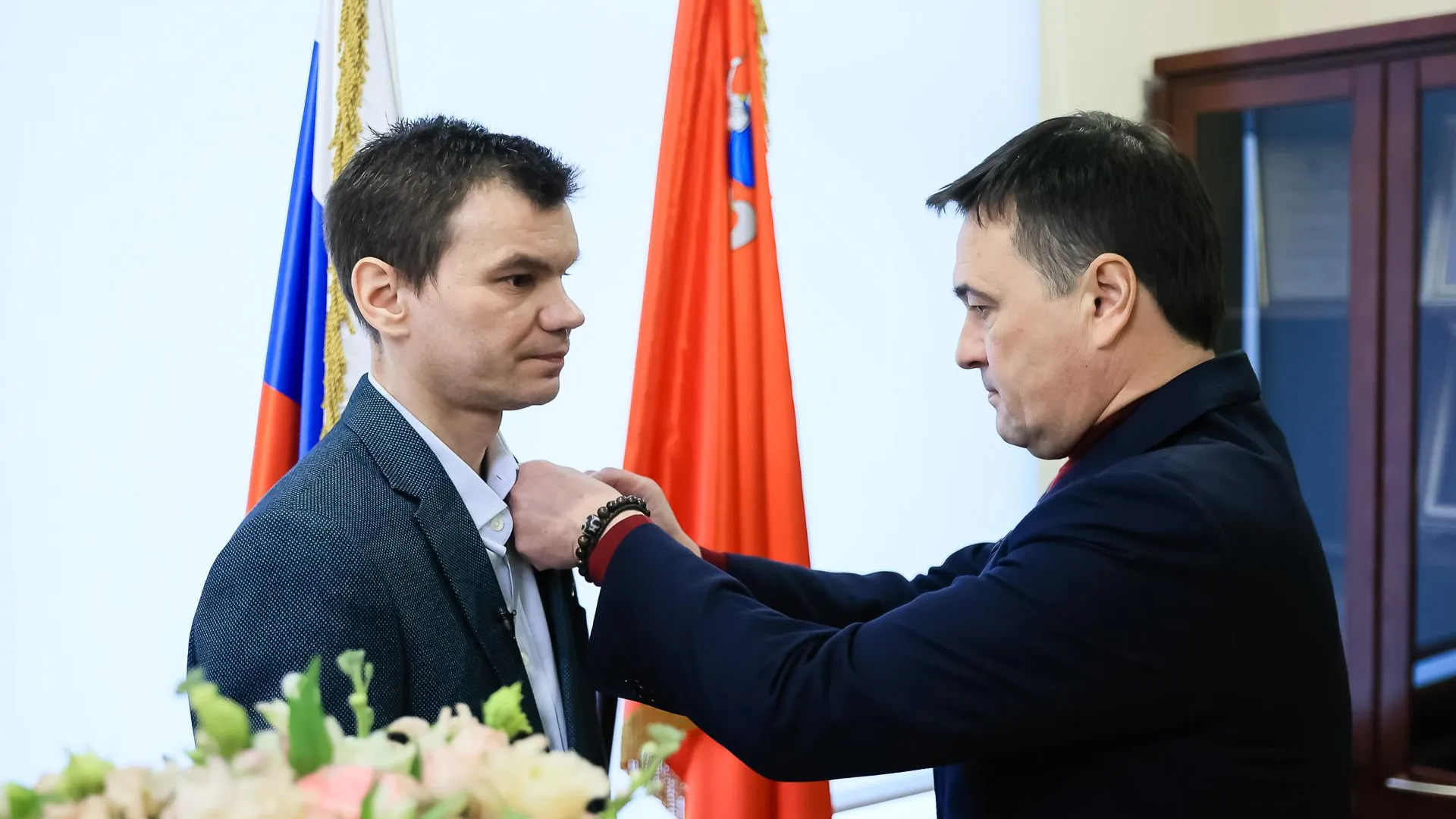 Андрей Воробьев вручил орден Мужества добровольцу из Подольска