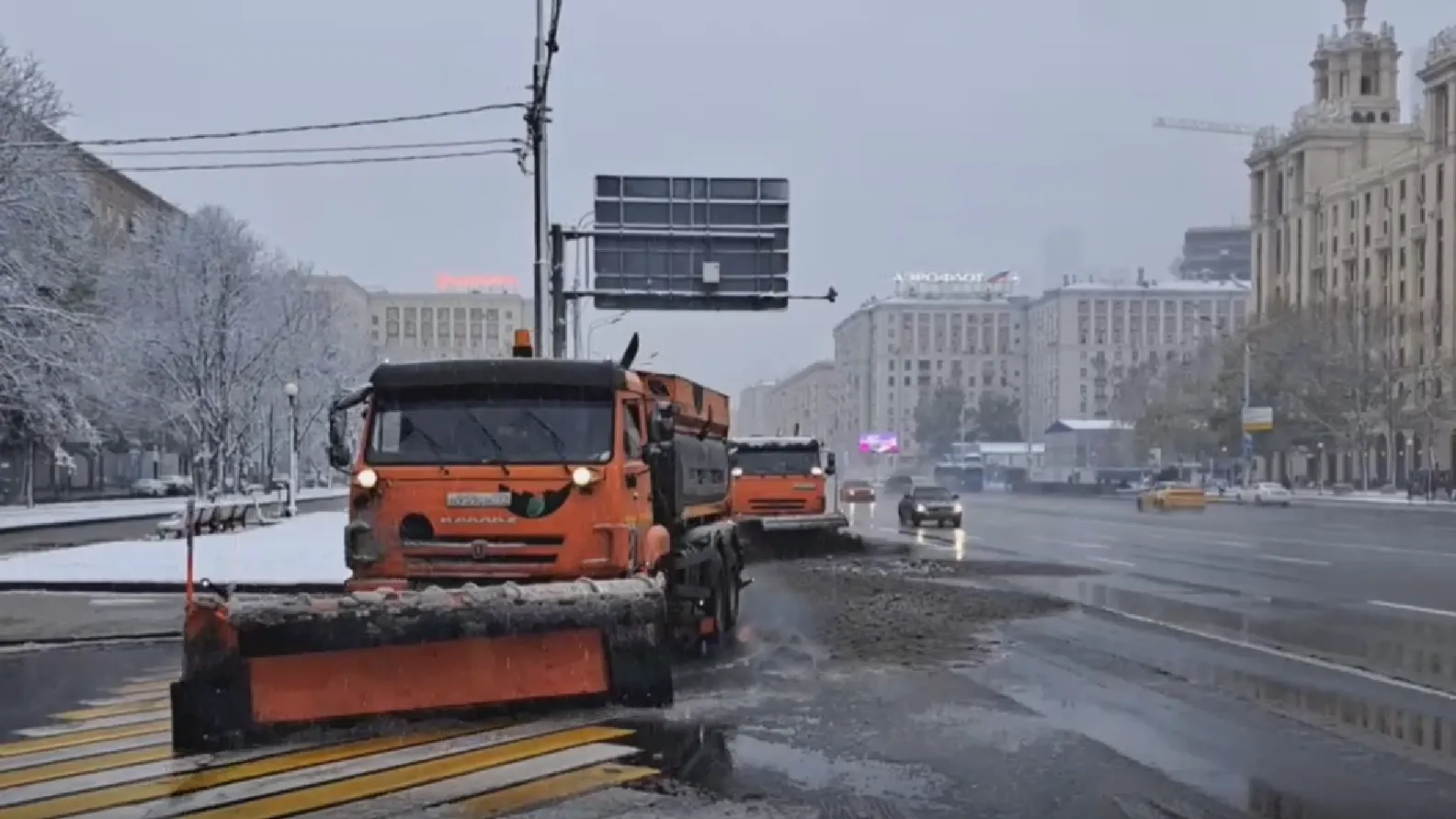 Видео: московские коммунальщики чистят дороги в снегопад