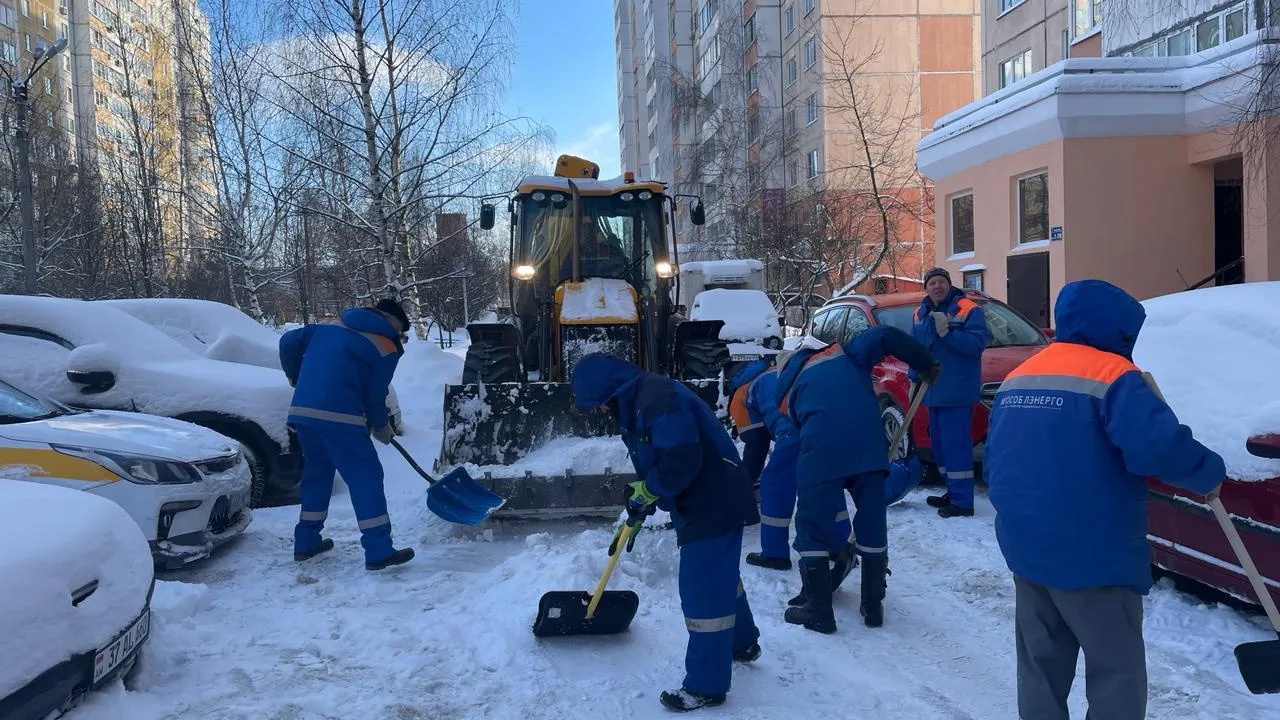 Почти 280 специалистов «Мособлэнерго» расчистили улицы Подмосковья после циклона