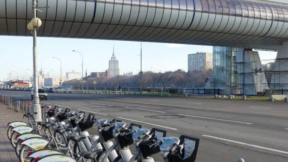 Пресненскую набережную в Москве перекрыли