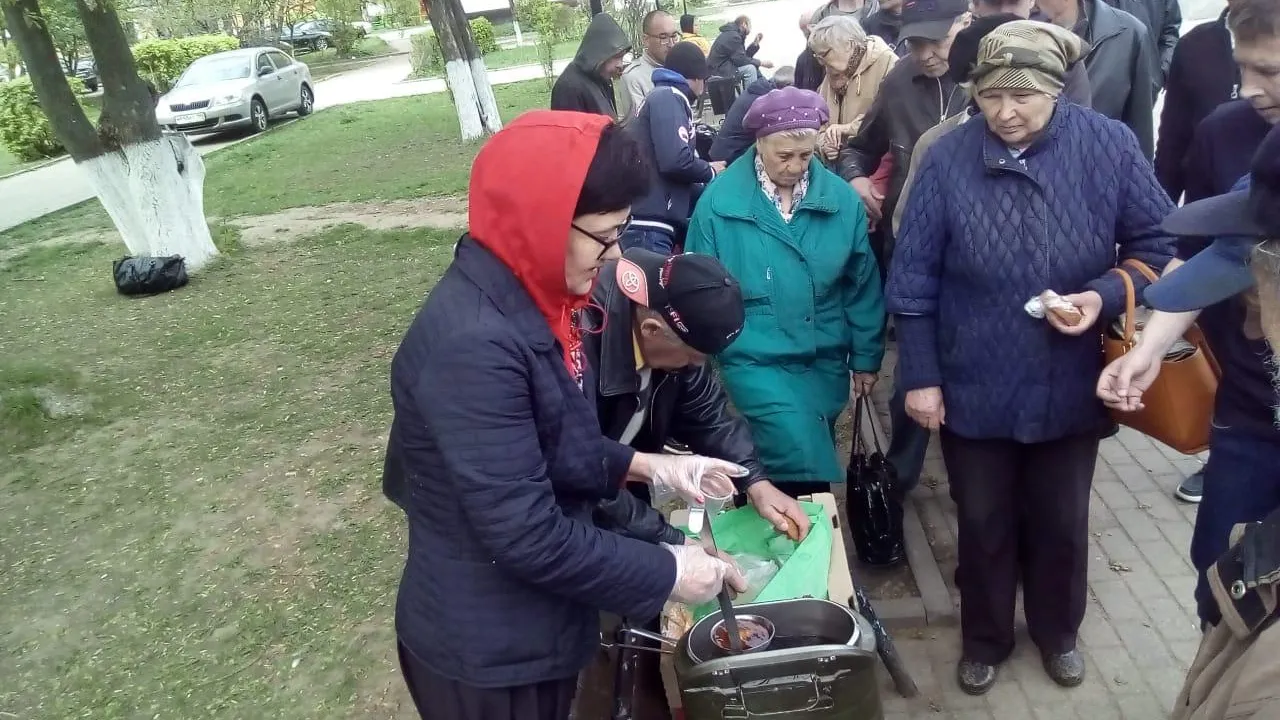 Волонтеры Подольска раздали сладости малоимущим и бездомным в Екатерининском сквере