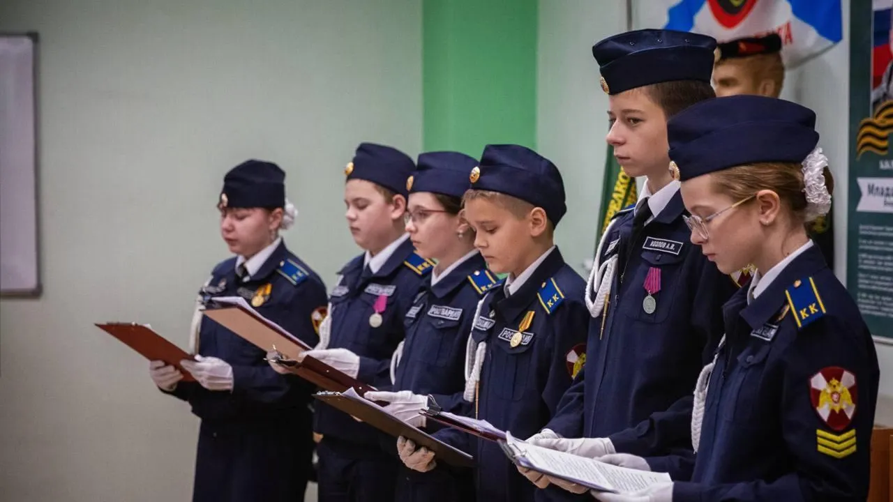 Росгвардейцы провели патриотическую встречу для кадетов в Подмосковье ко Дню Героев