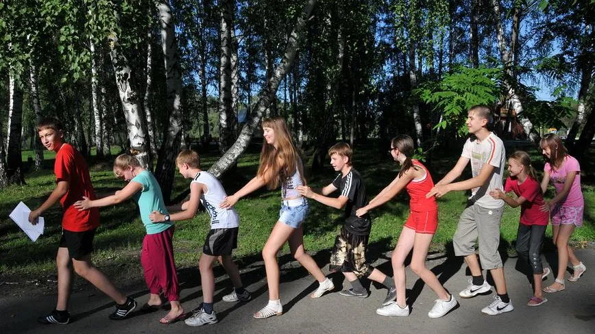 Мыть руки и овощи: родителям напомнили, как уберечь детей в лагере от болезней