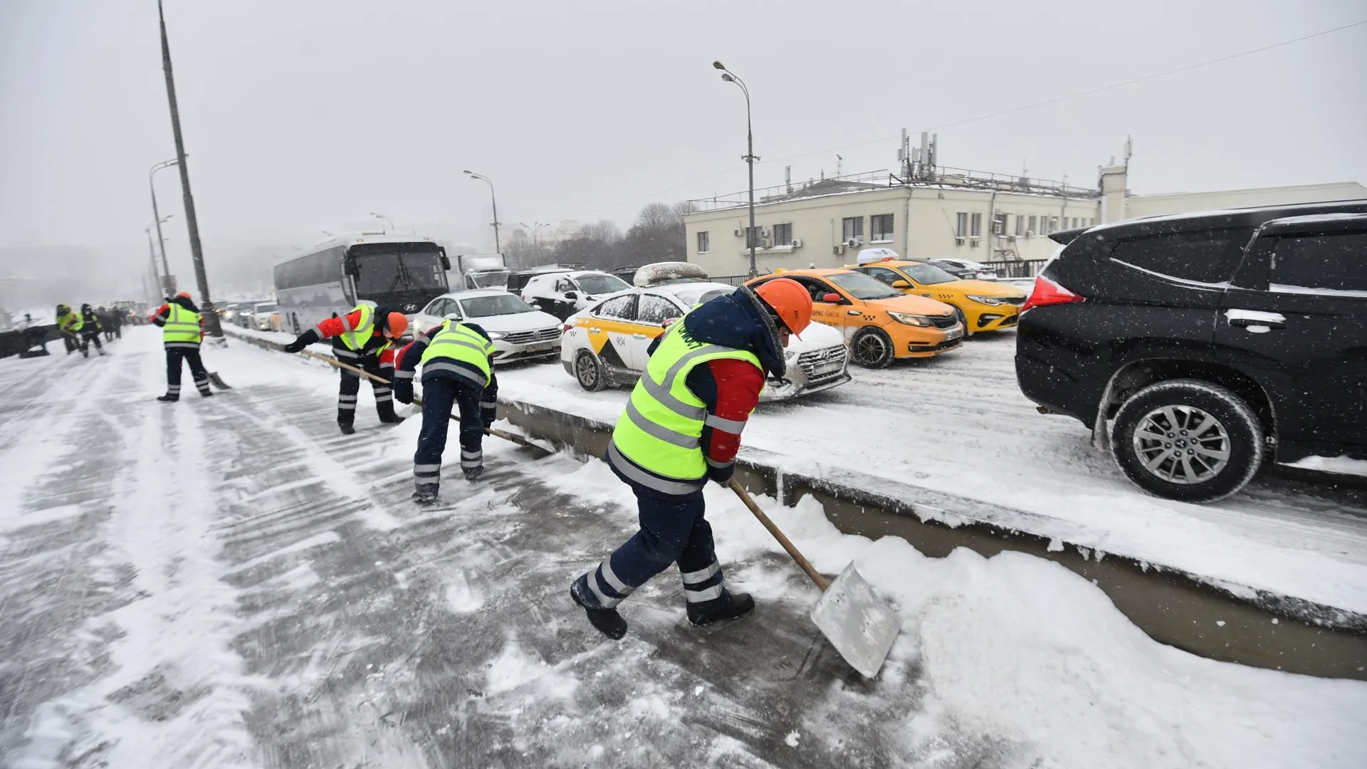 Коммунальные службы Москвы перешли на усиленный режим работы в преддверии праздников