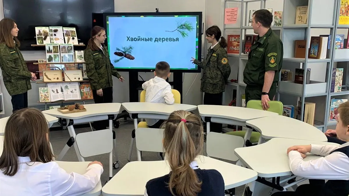 Учащиеся в Ступине посеяли семена кедра и сосны в специальные емкости