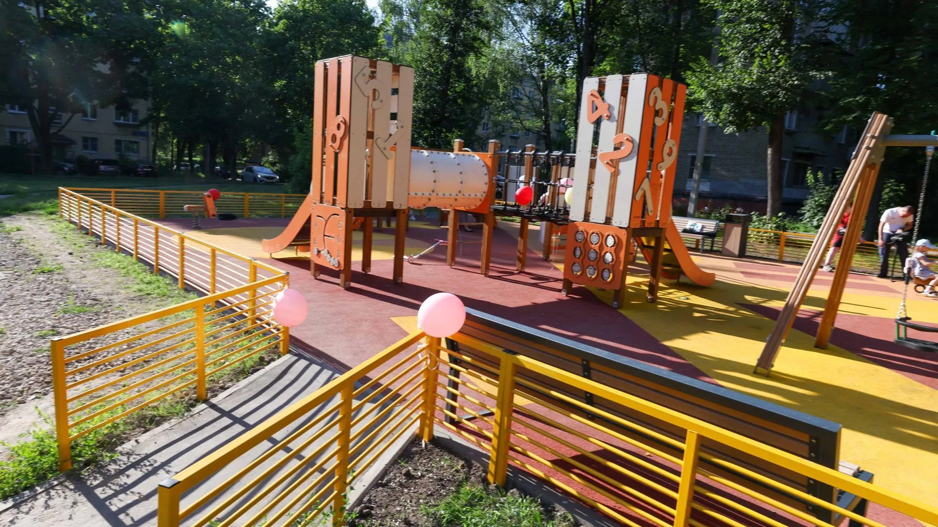 В Подольске открыли две обновленные детские площадки