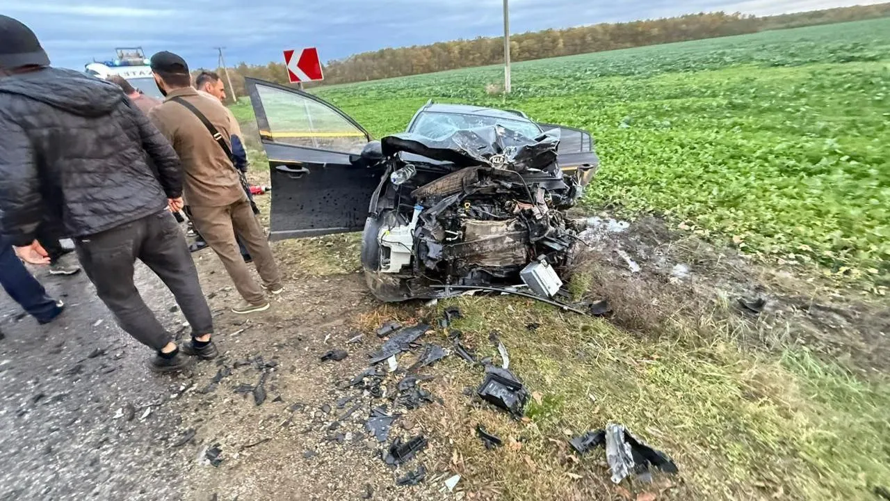 Три человека погибли в лобовом столкновении автомобилей под Краснодаром