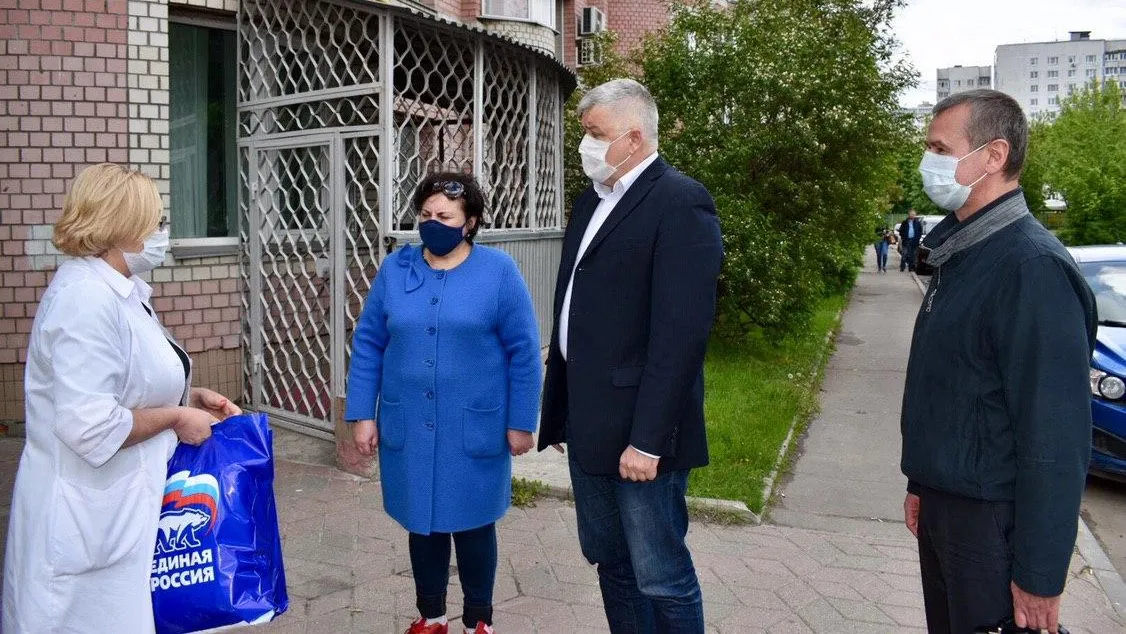 Депутаты Балашихи передали маски и перчатки врачам детской поликлиники микрорайона округа
