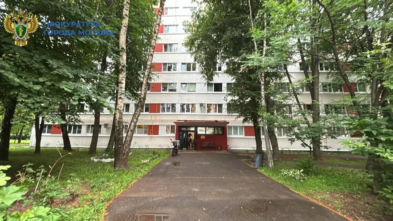Двухлетний малыш выпал из окна 7 этажа дома на юго-западе Москвы