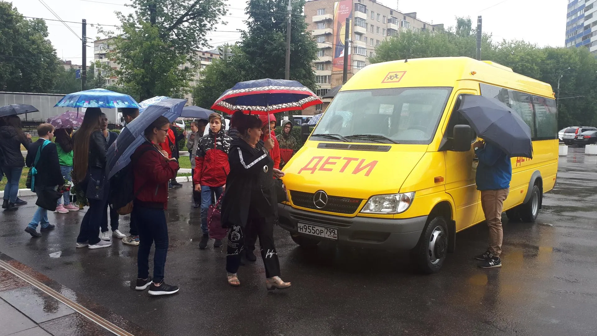 Многодетной семье Романовых из Подольска вручили ключи от автобуса