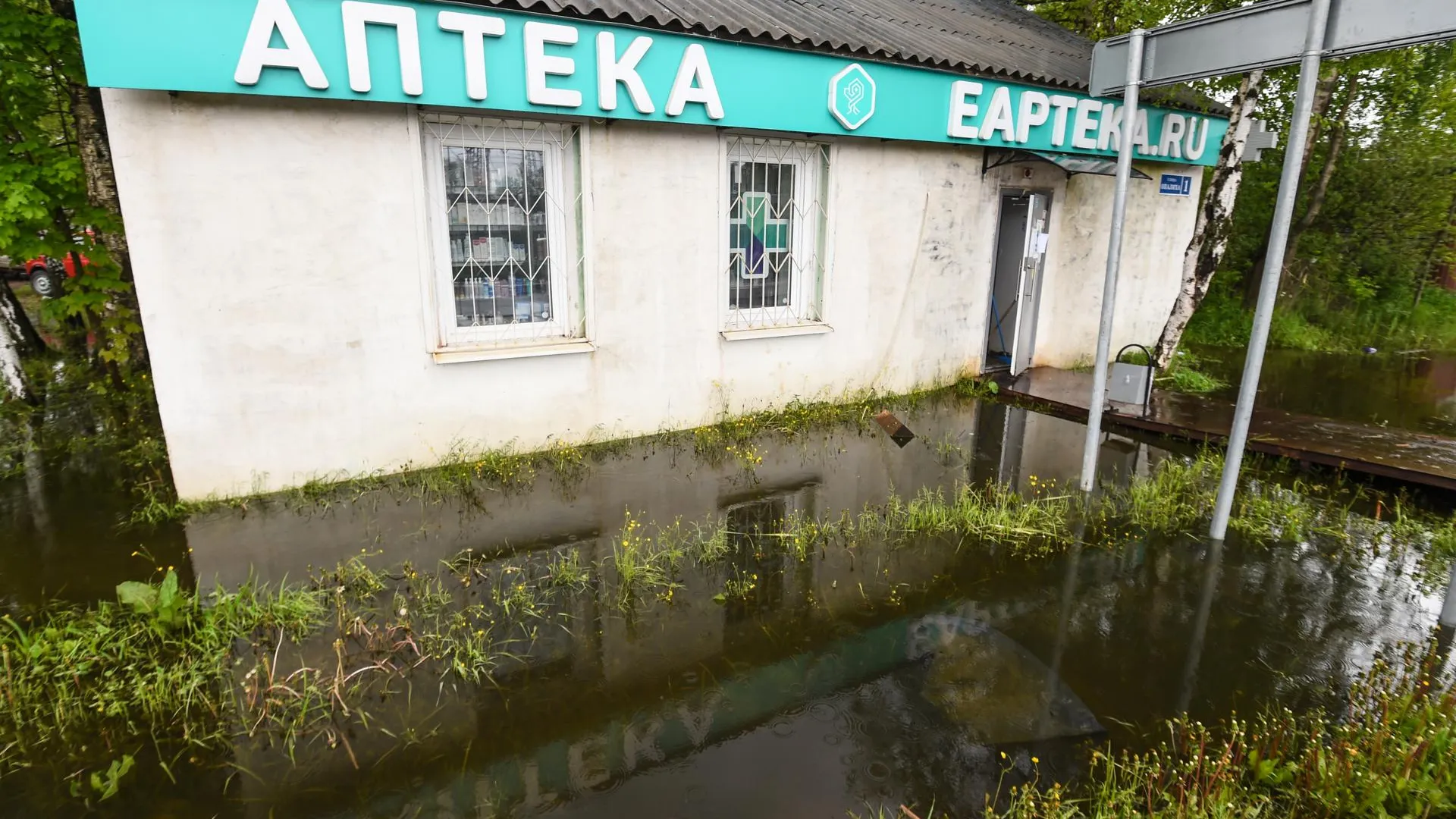 На трех улицах Люберец образовались подтопления