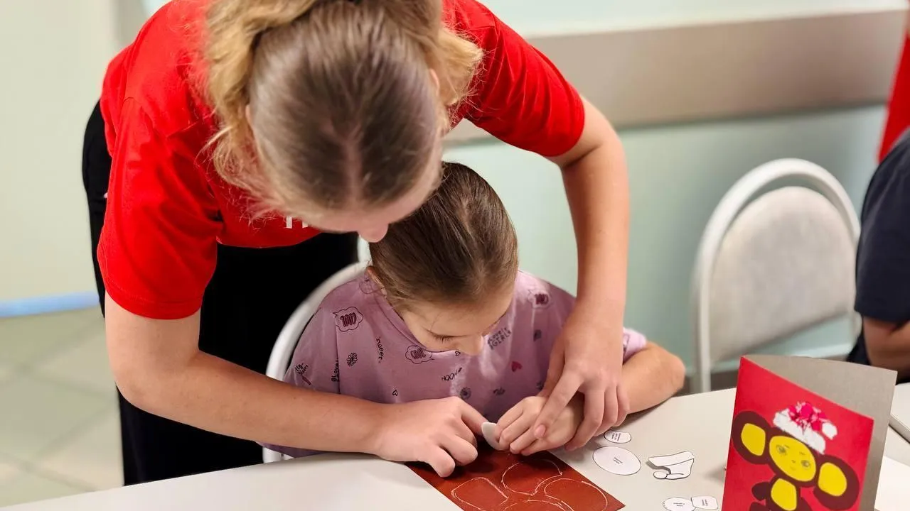 Юные пациенты НИКИ детства подготовили теплые подарки для участников спецоперации