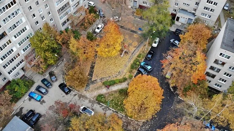 В Подольске подрядчик завершает укладку асфальта в одном из дворов на Театральной улице