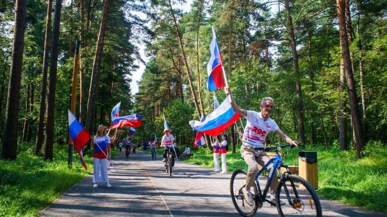 Масштабный велопробег прошел в Томилинском лесопарке в честь Дня государственного флага