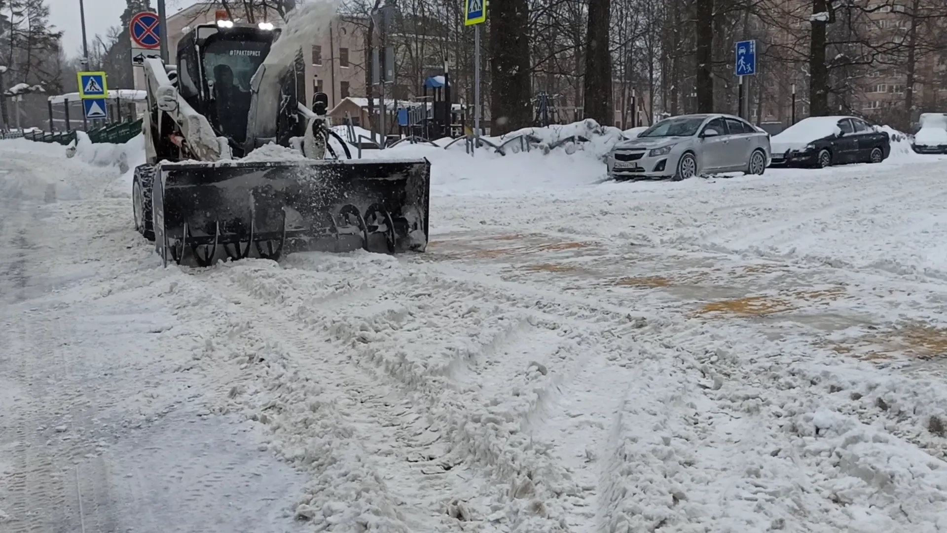 Коммунальщики Власихи Подмосковья убирают снег после циклона