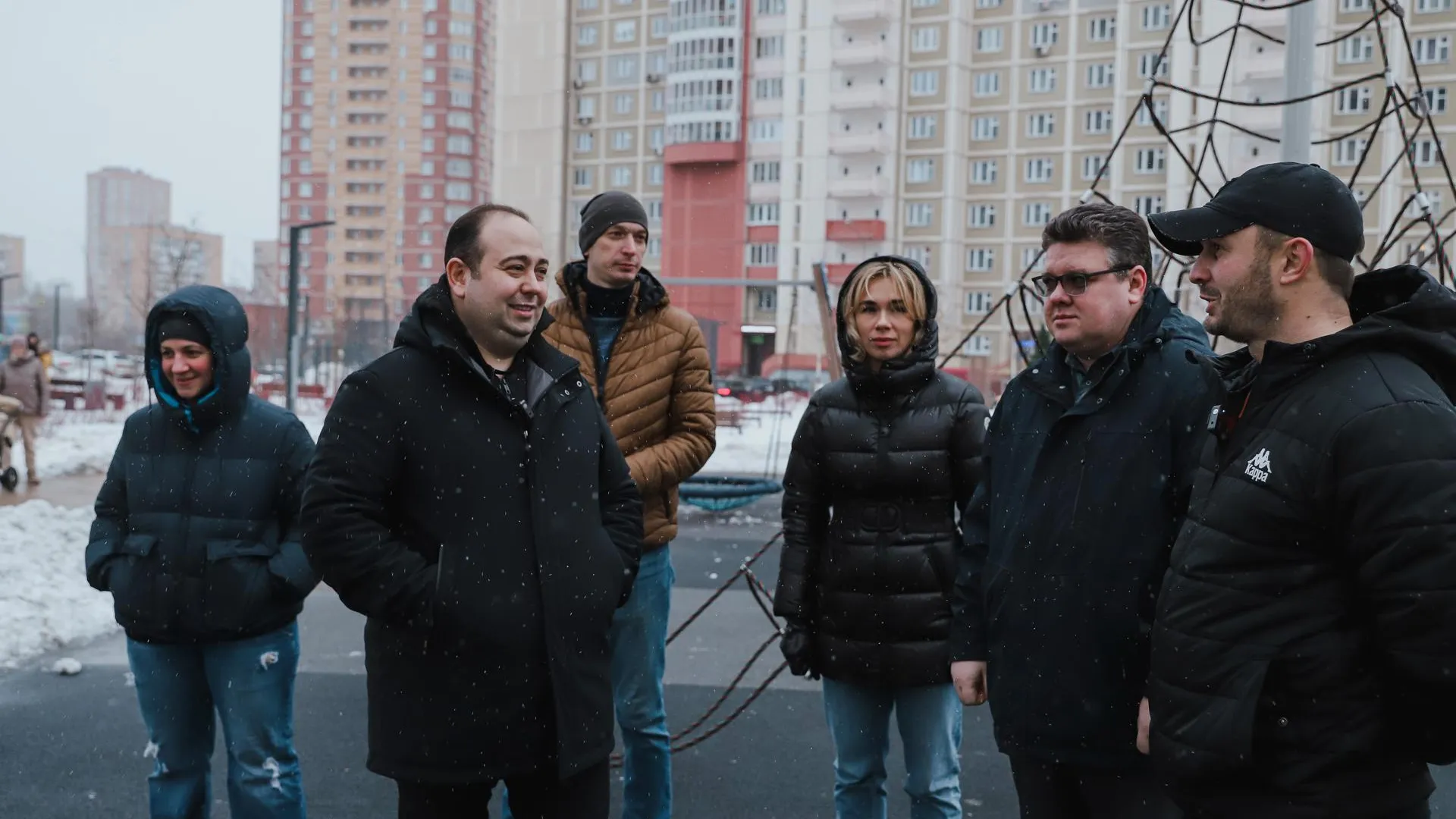 Дмитрий Волошин обсудил с жителями обустройство новой детской площадки