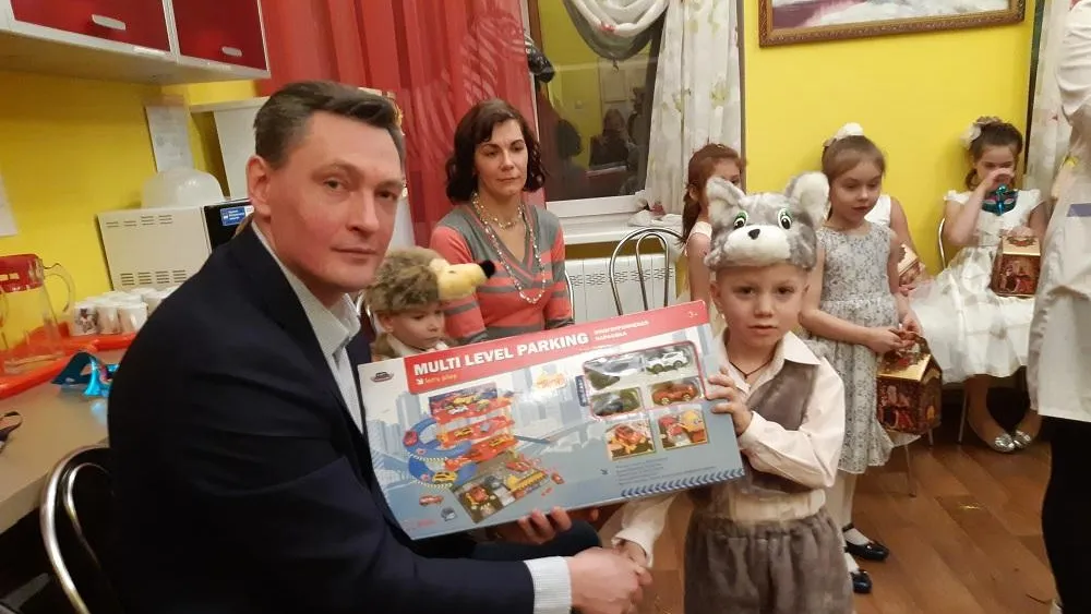 Полицейские Люберец поздравили детей из реабилитационного центра и подарили им подарки