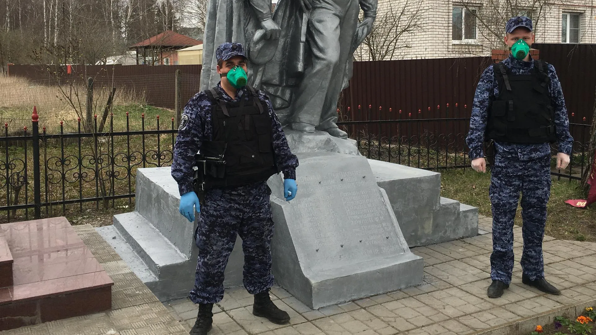 Росгвардейцы присоединились к акции и возложили цветы к мемориалу в Красногорске