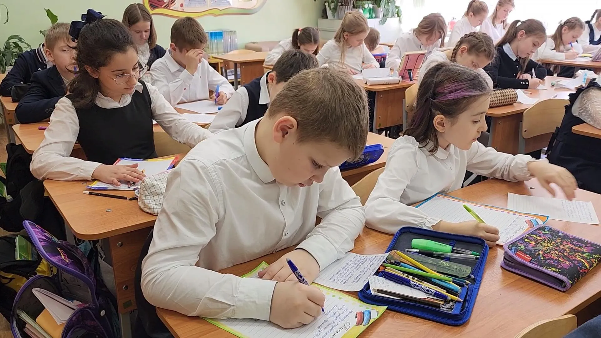 «Держись, солдат»: школьники Королева написали письма участникам СВО
